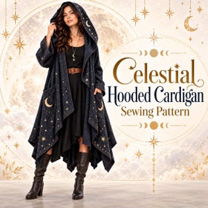 Peut inclure: Un cardigan à capuche bleu foncé orné d'un imprimé céleste doré avec des étoiles et des croissants de lune. Le vêtement possède des manches longues, deux grandes poches avant et une ouverture frontale. Le texte Celestial Hooded Cardigan Sewing Pattern est visible.