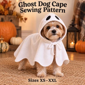 Pode incluir: Um molde de costura para capa de cão fantasma branca com capuz, dois olhos ovais pretos e um fecho de laço no pescoço. O texto Ghost Dog Cape Sewing Pattern e Sizes XS-XXL está impresso na imagem. A capa tem uma bainha recortada.