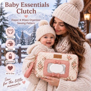 Può includere: Una pochette trapuntata a fiori per neonati con cinturino da polso rosa e una finestra centrale per salviette. Il testo recita Baby Essentials Clutch, Diaper & Wipes Organizer Sewing Pattern e Sew for the little moments, con icone dedicate.