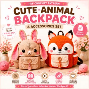 Könnte beinhalten: Eine PDF-Häkelanleitung für ein Tierrucksack- und Zubehörset. Das Bild zeigt einen beigen Hasenrucksack und einen orangefarbenen Fuchsrucksack, beide mit Knopfverschlüssen, sowie rosa Wollknäuel und eine Häkelnadel auf einer Holzoberfläche.