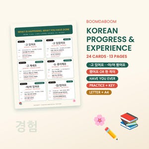 Op de afbeelding: Een set educatief materiaal getiteld BOOMDABOOM KOREAN PROGRESS & EXPERIENCE, bestaande uit 24 kaarten en 13 pagina's. Het document bevat grammaticale uitleg over Koreaanse werkwoordsuitgangen met voorbeelden, een potloodpictogram, een stapel boeken en een roze bloempictogram.