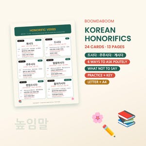 Op de afbeelding: Een set educatief materiaal getiteld BOOMDABOOM KOREAN HONORIFICS, bestaande uit 24 kaarten en 13 pagina's. Het document toont Koreaanse honorifieke werkwoorden met Engelse vertalingen, voorbeeldzinnen en grammaticanotities. Inclusief een potlood en boeken.