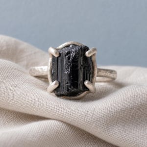 Ring aus Sterlingsilber mit schwarzem Turmalin, grob gearbeitetem rechteckigem Kristall, gehämmertem Boho-Schmuckstück