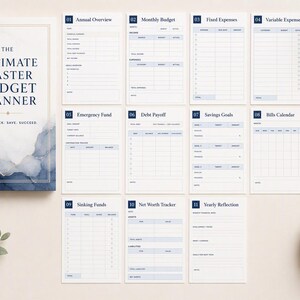 Può includere: Un libro di pianificazione del budget intitolato The Ultimate Master Budget Planner con una copertina in marmo blu e bianco, accompagnato da undici fogli di pianificazione stampati con sezioni per budget mensile, spese e obiettivi.