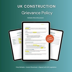 Może przedstawiać: Cyfrowy szablon dokumentu zatytułowany UK CONSTRUCTION Grievance Policy, prezentowany na trzech ekranach tabletów. Tekst zawiera sekcje dotyczące oświadczenia o polityce, zakresu, zasad, nieformalnego rozwiązywania oraz formalnej procedury.