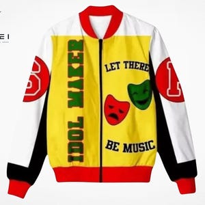 以下が含まれることがあります： IDOL MAKERおよびLET THERE BE MUSICの文字と、赤と緑の演劇用マスクが描かれた黄色いフロントパネルが特徴のジップアップボンバージャケット。袖は白で、赤い円形のパッチと黒いサイドパネルがあしらわれています。