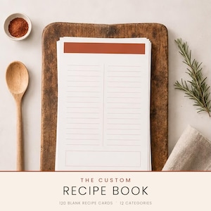 Può includere: Una pila di schede ricette bianche con una barra superiore color ruggine, sezioni a righe per ingredienti e istruzioni, e un riquadro vuoto in basso. Il testo in basso recita THE CUSTOM RECIPE BOOK 120 BLANK RECIPE CARDS 12 CATEGORIES.