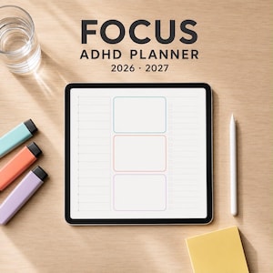 Può includere: Un tablet digitale che mostra una pagina di agenda con tre riquadri rettangolari blu, arancioni e viola, insieme a uno stilo bianco, tre evidenziatori colorati e un bicchiere d'acqua. Il testo FOCUS ADHD PLANNER 2026 2027 è visibile.