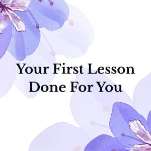 Puede incluir: Un diseño gráfico que presenta flores de color púrpura y blanco al estilo acuarela en las esquinas con el texto negro Your First Lesson Done For You centrado en el medio sobre un fondo blanco liso, creando una visualización clara y legible.