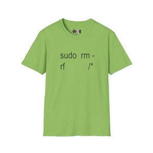 Op de afbeelding: Een limoengroen T-shirt met korte mouwen en zwarte tekst op de borst met de opdruk "sudo rm -rf /*". Het kledingstuk heeft een ronde hals en een standaard pasvorm, met een klein merklabel zichtbaar aan de binnenkant van de kraag.