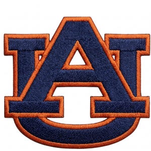 Op de afbeelding: Een geborduurde patch met het logo van Auburn University, bestaande uit een gestileerde marineblauwe letter A met een gebogen basis, omlijnd met een feloranje draad. Het borduurwerk heeft een zichtbaar gestructureerd steekpatroon.