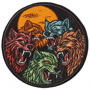 Puede incluir: Un parche bordado circular que muestra cuatro lobos gruñendo en rojo, verde, azul y naranja sobre un fondo oscuro con un gran sol amarillo. Los lobos tienen los dientes descubiertos y expresiones intensas, todo encerrado en un borde negro.