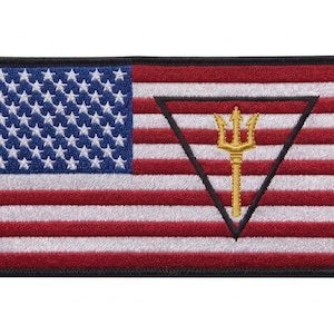 Puede incluir: Un parche rectangular bordado que muestra la bandera de los Estados Unidos con franjas horizontales rojas y blancas y un cantón azul con estrellas blancas. Un triángulo negro está centrado a la derecha, con un emblema de tridente dorado.