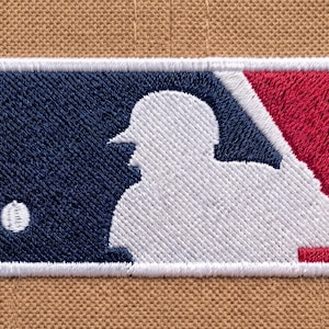 Puede incluir: Un parche bordado rectangular con el logotipo de la Major League Baseball. El diseño muestra la silueta blanca de un jugador de béisbol bateando sobre un fondo dividido en azul marino y rojo, todo bordeado por un grueso borde blanco cosido.