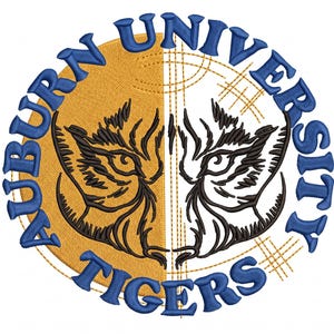 Puede incluir: Un parche circular bordado con el texto AUBURN UNIVERSITY TIGERS en hilo azul. El diseño muestra una cara de tigre dividida, con el lado izquierdo relleno en naranja y el lado derecho delineado con hilo negro sobre un fondo blanco.