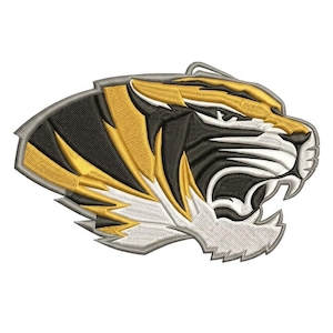 Puede incluir: Un parche bordado que muestra una cabeza de tigre estilizada de perfil, mirando hacia la derecha. El diseño utiliza hilo negro, dorado y blanco para crear rayas y rasgos faciales angulosos, con un borde gris sobre un fondo blanco.