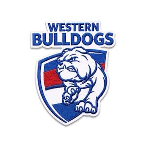Può includere: Una toppa ricamata con il testo WESTERN BULLDOGS in lettere blu sopra un emblema a scudo. Lo scudo mostra la grafica di un bulldog bianco su strisce orizzontali rosse, bianche e blu, il tutto contornato da filo bianco.