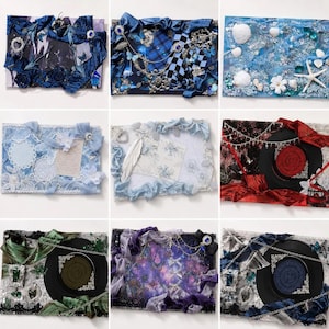 Può includere: Una collezione di nove pannelli decorativi rettangolari con collage a tecnica mista. Ogni pannello è decorato con vari elementi tra cui nastri, pizzo, ritagli di tessuto, catene metalliche, strass, conchiglie e centri di dischi in vinile.