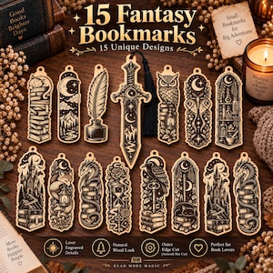 Può includere: Un set di 15 segnalibri in legno con illustrazioni fantasy incise al laser, tra cui una spada, draghi, gufi, castelli e motivi celesti. Ogni segnalibro presenta un design unico con dettagli neri intricati su superficie in legno.