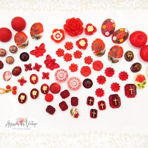 Vakantie rode vintage cabochon cameo destash mix, grabbelton van 65 sieraden cab mix, kruis en bloem diepdruk, bloemen en meer