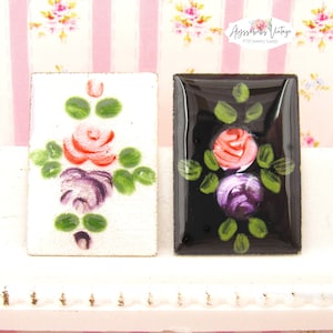 Décorations vintage en émail cloisonné rose 23 x 16 mm Cabochons guillochés floraux peints à la main rectangle noir ou blanc - Paire