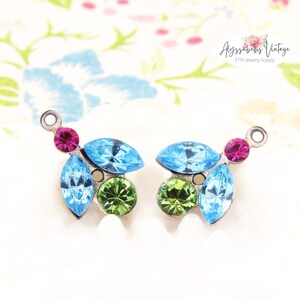 Vintage akvamarin, peridot och fuchsia strassbladblomdroppar, 16 x 11 mm infattade stenar i mässings- eller silverfärgade oxblommor – 2 st