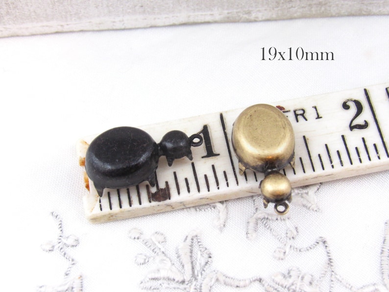 Brass Ox Black Sapphire Austrian Rhinestone Set Stone Drops 19x10mm Raw Brass Vintage Oval Blue Floral Embossed Stone /& Lt Silver Ox 2