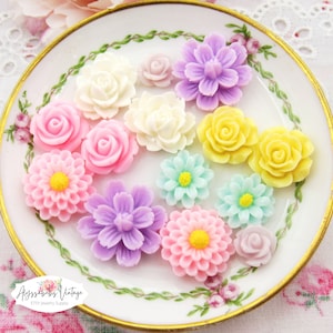 Frühling Pastell Harz Blume Cabochon Mix, Rosa Minze Gelb Weiß Lila und Lavendel Flache Rückseite Kunststoff Blume Cabochons 14-teiliges Set