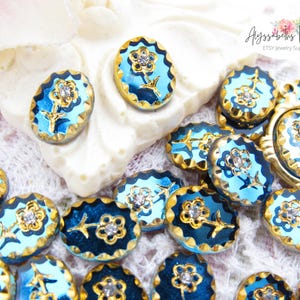 Vintage 10 x 8 mm Oval Aqua & Gold Floral Intaglio Cabochon Kristallmitte, westdeutsche Blume gravierte flache Rückseite Kamee Gold ausgebogter Rand - 2