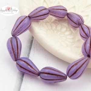 Lila opal med mörk bronsfärgade droppformade melonpärlor 13 x 8 mm antikbrons opalescerande lila tjeckiska pressade glaspärlor - 10