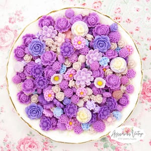 Cabochão de resina em tons de roxo, mix de flores, lilás, lavanda, sacolinha com rosas, crisântemo e mais, sortimento de 20 flores com fundo plano