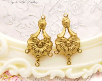 Peut inclure: Deux attaches de boucles d'oreilles en métal doré avec un motif floral. Chaque attache a trois boucles pour fixer des composants de bijoux.