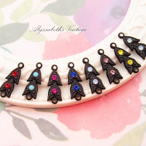Puede incluir: Surtido de ocho abalorios de metal de tono bronce antiguo con forma de l&aacute;grima. Cada abalorio presenta tres piedras de cristal de diferentes colores, incluyendo rojo, azul, turquesa, rosa, amarillo y transparente.