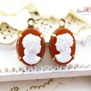 Vintage 14 x 10 mm cornaline et blanc, ensemble de breloques camée ou connecteurs, cabochons en plastique non-classés silhouette féminine néo-classique - Paire