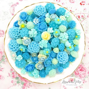 セール ブルー系の樹脂製フラワーカボションミックス、アクア、スカイブルーのバラ、菊などの花柄詰め合わせ、プラスチック製の花20個入りフラットバックアソートメント