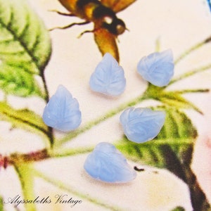 Petits cabochons vintage bleu clair en forme de feuille de pierre de lune, feuilles de verre tchèque pressées 8 x 6 mm - 10
