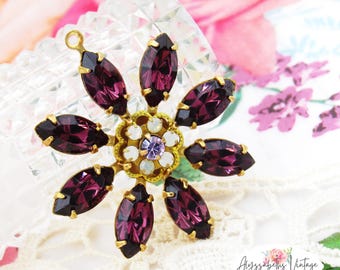 Vintage österreichischer Anhänger mit Amethystblütenblatt, weißem Opal und violettem Strass, Gänseblümchen, Messing, schwarzer oder silberner Ochsenfassung mit floralem Muster – 1