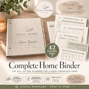Può includere: Un raccoglitore rivestito in tessuto beige con il testo Still Home Living Home Binder Plan Organize Simplify. Include pagine stampabili per un pianificatore settimanale familiare, liste di pulizia e riordino e sfide di risparmio, 42 pagine totali.