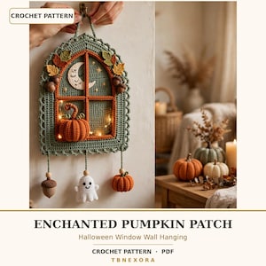 Könnte beinhalten: Eine Häkelanleitung für einen Wandbehang in Form eines Bogenfensters. Das Design zeigt eine Mondsichel, einen Kürbis und Herbstblätter in Grün, Orange und Braun. Drei hängende Ornamente bestehen aus einer Eichel, einem Geist und einem kleinen Kürbis.