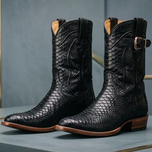 Botas de cowboy artesanais em pele de cobra preta para homem, botas de estilo western em couro com estampa de píton exótica e fivela, botas de cano curto com bico fino personalizadas.