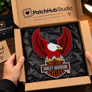 Geborduurd embleem van een rode adelaar, motorjasbadge, Harley Davidson-stijl applicatie, opstrijkbaar of opnaaibaar embleem.