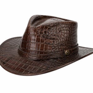 Chapeau Fedora en cuir de crocodile marron, style cowboy western, à larges bords, avec bandeau.