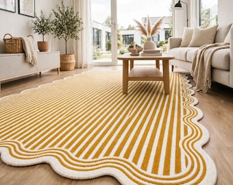 Handgetufteter, gewellter Teppich | Senfgelb gestreifter Wollteppich mit Muschelkante | Unregelmäßig geformter Teppich | Moderner Wohnzimmerteppich mit Wellenkante, 244 x 305 cm
