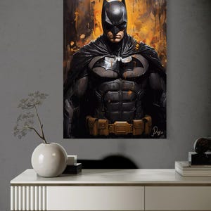 Könnte beinhalten: Ein rechteckiger Wandkunstdruck mit einer detaillierten Illustration von Batman in einem schwarzen Rüstungsanzug mit Gürtel vor einem Hintergrund aus orangefarbenen und schwarzen Farbspritzern. Das Kunstwerk enthält eine Signatur in der unteren rechten Ecke.