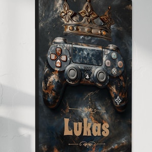 Può includere: Una stampa artistica da parete rettangolare verticale con uno sfondo a trama di marmo scuro, una corona color bronzo sopra un controller di gioco e il nome Lukas stampato in grandi lettere beige sotto il controller con decorazioni.