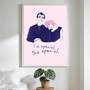Puede incluir: Una lámina enmarcada con una ilustración estilizada de un hombre con chaqueta oscura y una persona de pelo corto rosa con top oscuro sobre un fondo rosa claro. El texto "I'm special. So special." aparece impreso en negro debajo.