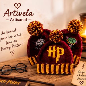 Op de afbeelding: Drie gebreide mutsen in bordeauxrood en goud met pompons. Eén muts toont de letters Hp in goud, terwijl de andere geborduurde figuren bevatten. De tekst op de afbeelding bevat Artivela, Artisanat, Un bonnet pour les vrais fans de Harry Potter, en Confort Chaleur Passion.