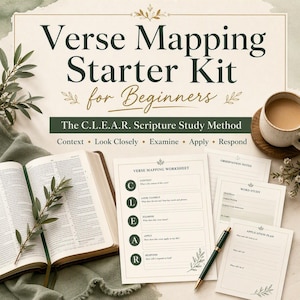 Può includere: Un kit iniziale di mappatura dei versetti per principianti con il metodo di studio biblico C.L.E.A.R. Include un foglio di lavoro, note di osservazione, studio delle parole e pagine del piano di applicazione, con un libro aperto.