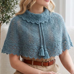 Stickmönster för poncho i spetsmohair, vågig kappa, halsringning med tofsmönster (PDF)