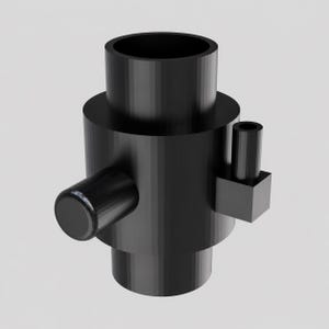 Puede incluir: Un componente cilíndrico negro que presenta un cuerpo central con un núcleo vertical hueco. Incluye un cilindro lateral que sobresale con un extremo redondeado y un tubo vertical más pequeño unido a una base cuadrada en el lado opuesto.